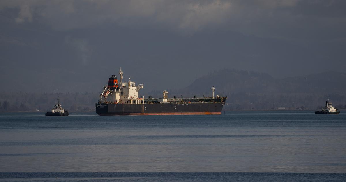 US Temporarily Lifts Sanctions on Iranian Oil to Ease Global Energy Crisis