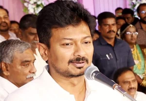 கிலுகிலுப்பை காட்டும் நபர் : விஜய் மீது உதயநிதி விமர்சனம்